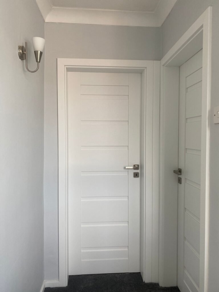 Modernios ekofaneruotės durys su stiklu ir tamsiais apvadais, kokybiškas klijuotos medienos rėmas