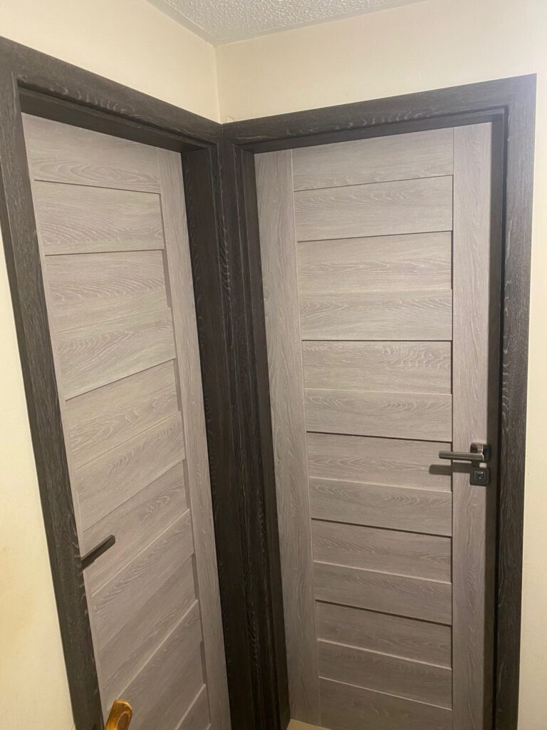 Modernios ekofaneruotės durys su stiklu ir tamsiais apvadais, kokybiškas klijuotos medienos rėmas