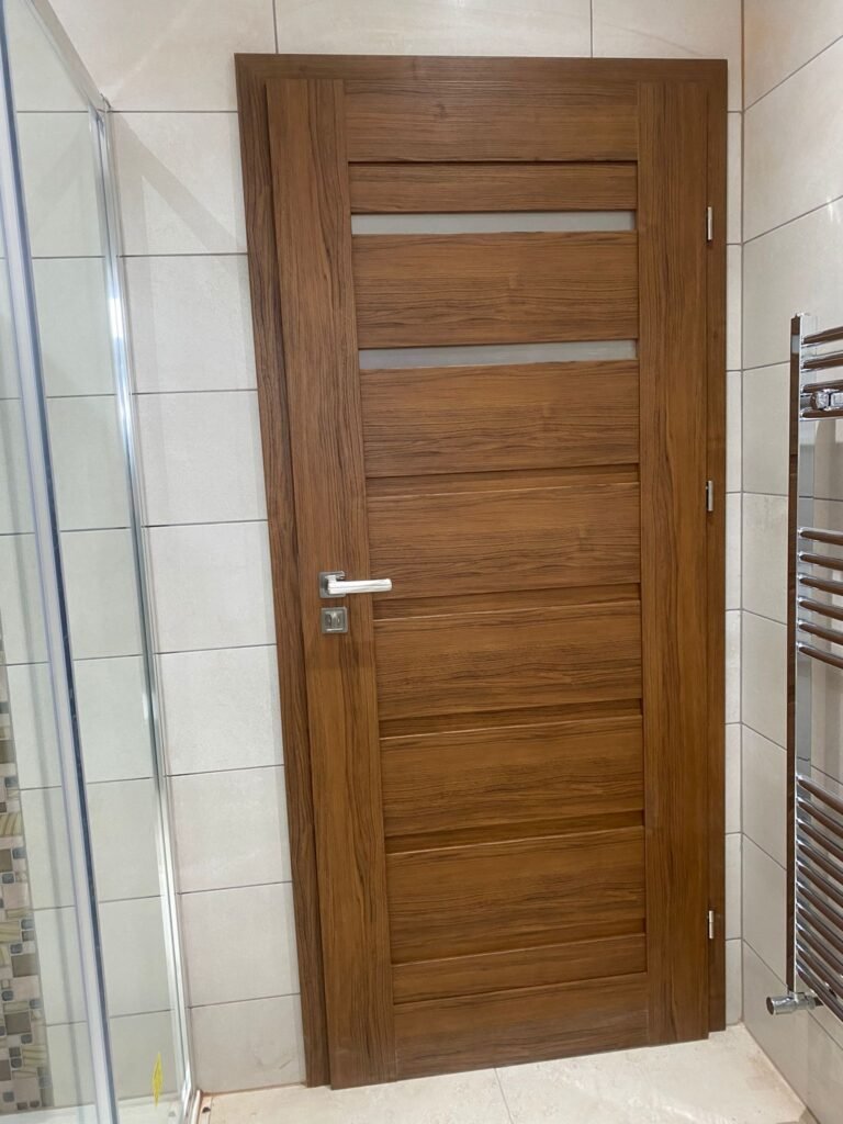 Modernios ekofaneruotės durys su stiklu ir tamsiais apvadais, kokybiškas klijuotos medienos rėmas