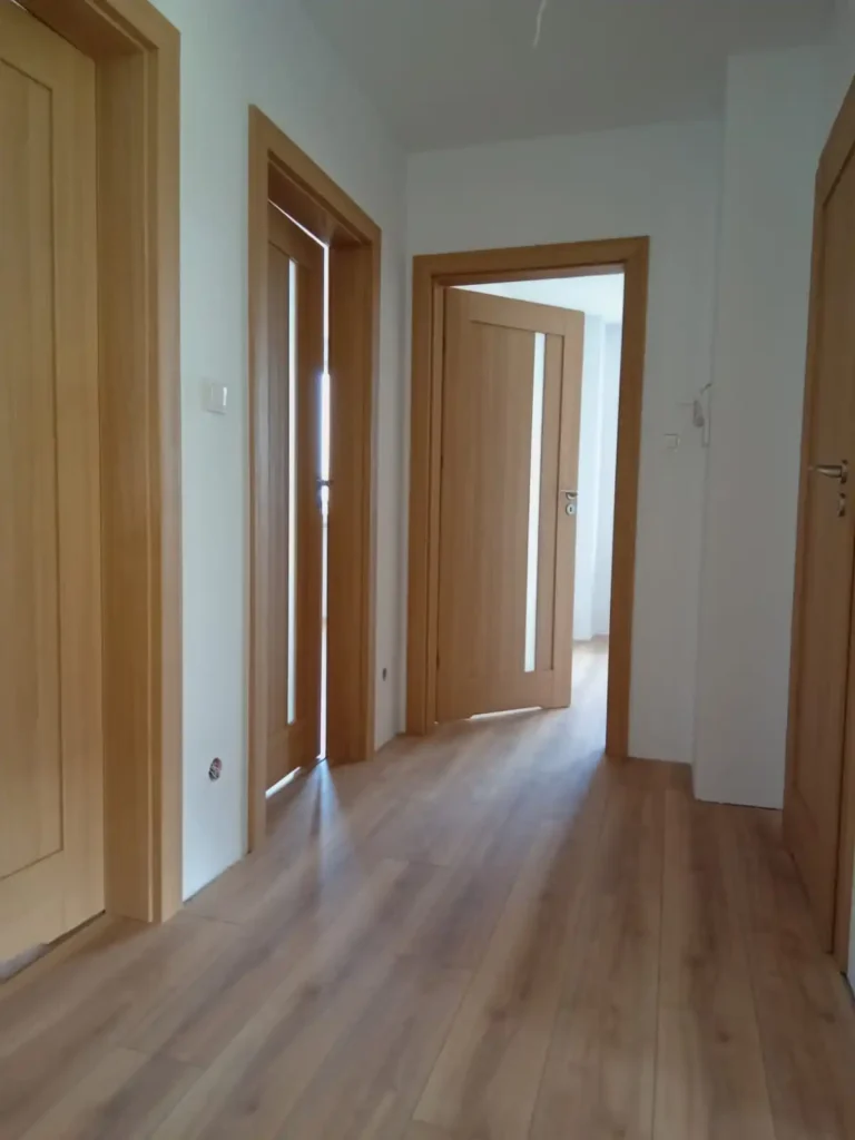 vidaus durys kaune is klijuotos medienos